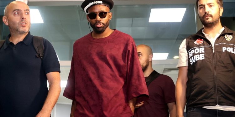 Galatasaray'ın transfer görüşmesi yaptığı Cedric Bakambu İstanbul'a geldi