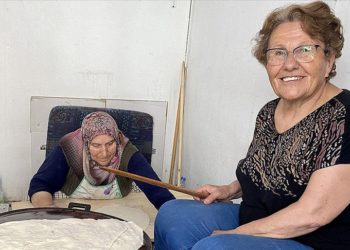 Kırşehir'de emekli öğretmenler gözleme yaparak öğrencilere destek oluyor