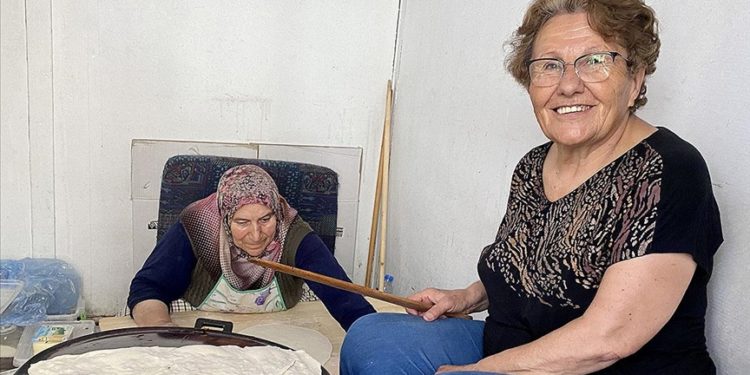 Kırşehir'de emekli öğretmenler gözleme yaparak öğrencilere destek oluyor