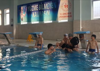 Havuza kavuşan Patnoslu çocuklar hem serinliyor hem de yüzme öğreniyor