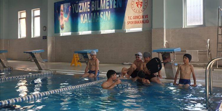 Havuza kavuşan Patnoslu çocuklar hem serinliyor hem de yüzme öğreniyor