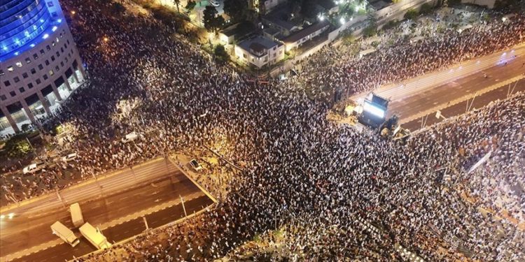İsrail’de yüz binlerce kişi hükümetin yargı düzenlemesine karşı yine sokaklara indi