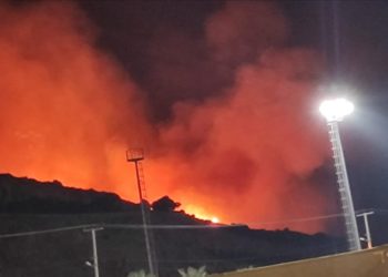 Çeşme'de makilik alanda çıkan yangına müdahale ediliyor