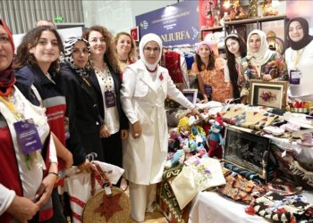 Emine Erdoğan’dan depremzedeler için açılan “Hayır Çarşısı”na destek ziyareti