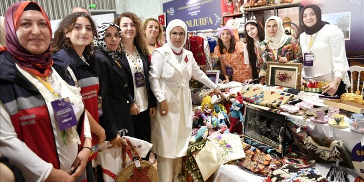 Emine Erdoğan’dan depremzedeler için açılan “Hayır Çarşısı”na destek ziyareti