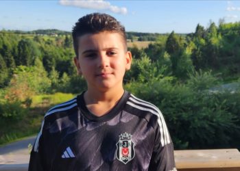 Türk bayrağını görünce duygulanan gurbetçi çocuğun görüntüsü sosyal medyada ilgi gördü