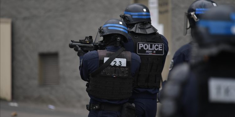 Fransa'daki protestolarda hafta sonu 1 kişinin plastik mermiyle öldürüldüğü açıklandı