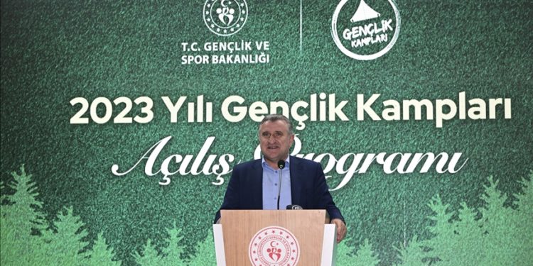 Vatanını seven, dertleri paylaşan güzel bir gençlik geliyor