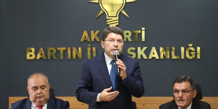 İsveç’te caminin önünde Kur’an-ı Kerim’i yakma olayını lanetliyoruz