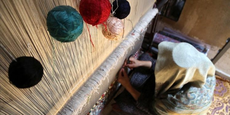 İran’da Türkmen kadınların dokuduğu ipek halılar tezgahtan inmeden alıcı buluyor