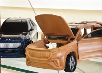 Türkiye’nin yerli otomobili Togg’un ahşaptan oyuncağını üretiyorlar