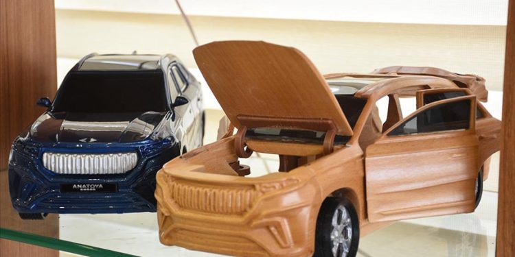 Türkiye’nin yerli otomobili Togg’un ahşaptan oyuncağını üretiyorlar