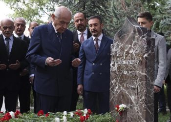 MHP Genel Başkanı Bahçeli, Alparslan Türkeş’in kabrini ziyaret etti