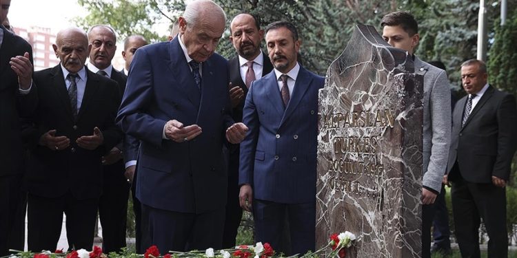 MHP Genel Başkanı Bahçeli, Alparslan Türkeş’in kabrini ziyaret etti