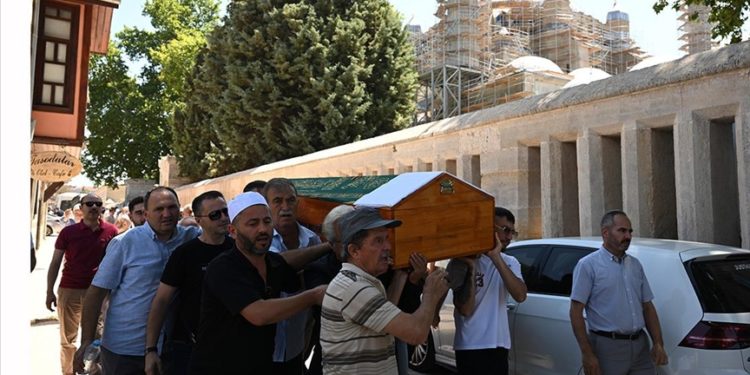 Selimiye'nin "Beyaz imamı" son yolculuğuna Selimiye'den uğurlandı