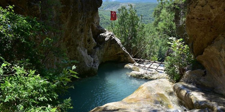 Antalya sıcağından bunalanlar zirvedeki Kral Havuzu’nda serinliyor