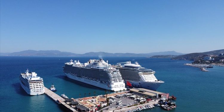 Kuşadası, kruvaziyerlerle gelen 9 bin 70 turisti ağırladı