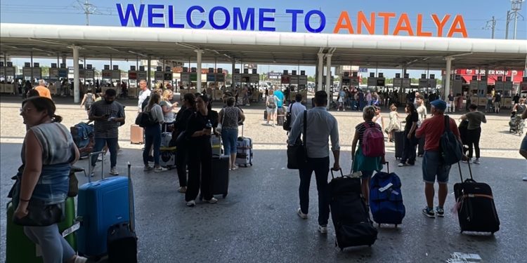 Antalya'ya 1 günde hava yolu ile 99 bin 149 turist geldi
