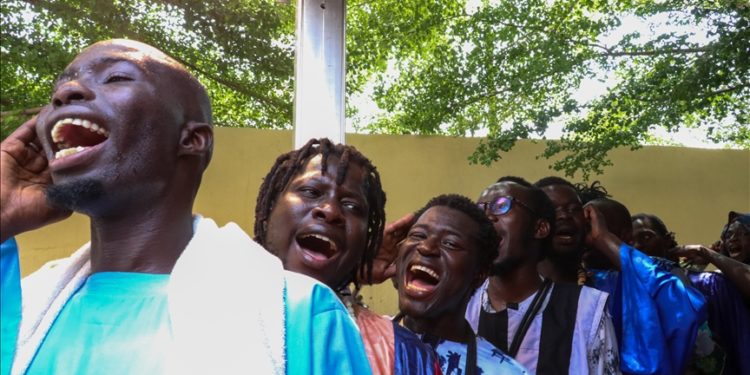Senegal'de Müridiler 12 saat aralıksız toplu zikir çekti