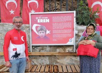 Şehitler anısına bisiklet yolculuğu yapan Kotluk, Eren Bülbül'ün annesine Türk bayrağı hediye etti