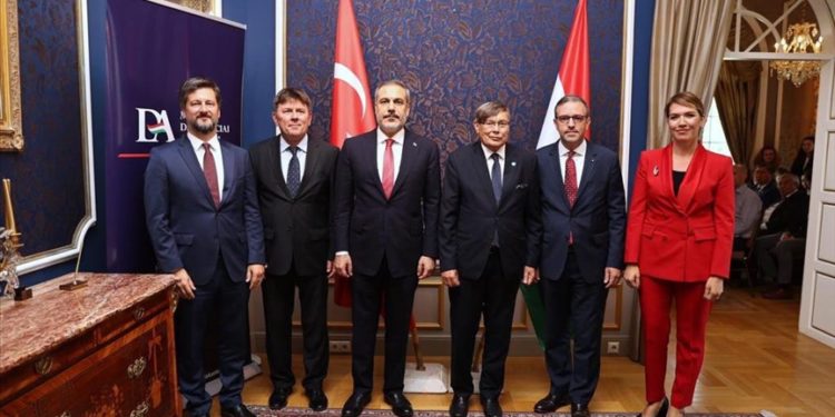 Dışişleri Bakanı Fidan, Macaristan'da ziyaretlerde bulundu