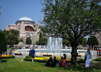 İstanbullular sıcak havada sahil ve parklarda yoğunluk oluşturdu