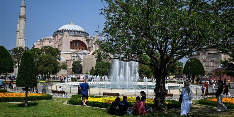 İstanbullular sıcak havada sahil ve parklarda yoğunluk oluşturdu