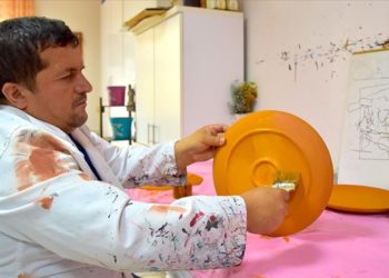 Aksaray’da engelliler resim atölyesinde el sanatlarıyla rehabilite oluyor