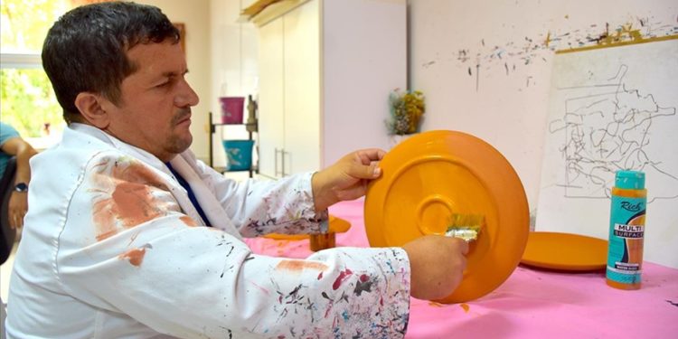 Aksaray’da engelliler resim atölyesinde el sanatlarıyla rehabilite oluyor