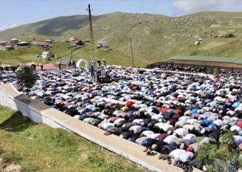 Üstü açık tarihi camide cuma namazı geleneği devam ettiriliyor