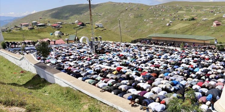 Üstü açık tarihi camide cuma namazı geleneği devam ettiriliyor