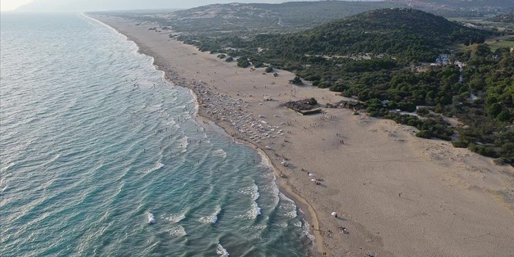 Patara kumsalındaki caretta caretta yavrularını gönüllü nöbet tutarak koruyorlar