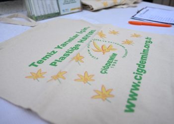 “Dünya Plastik Poşet Kullanmama Günü”nde bez çanta dağıtıldı