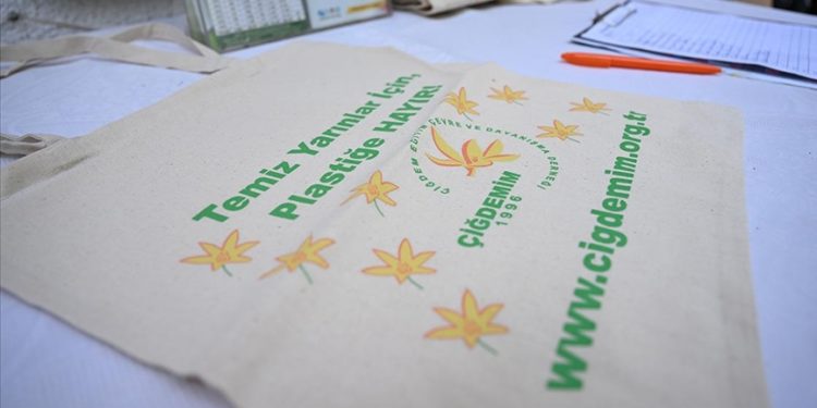 “Dünya Plastik Poşet Kullanmama Günü”nde bez çanta dağıtıldı