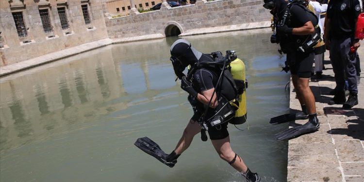 Selin etkilediği Balıklıgöl’ün zemini dalgıçlar tarafından temizleniyor