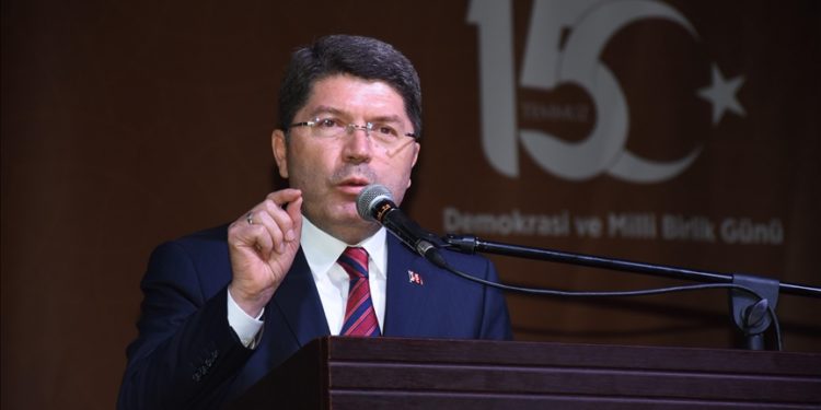 Hedefimiz demokratik anayasayla yolumuza devam etmek