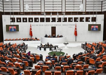 Memur maaşı ve emekli aylıklarını arttıran düzenlemeyi içeren teklifin birinci bölümü üzerindeki maddeler kabul edildi