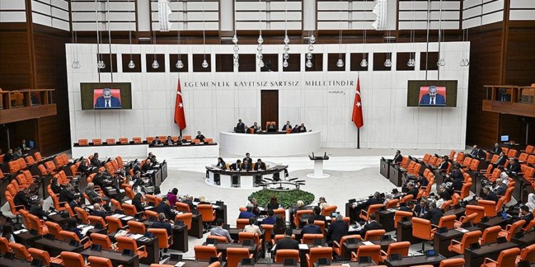 Memur maaşı ve emekli aylıklarını arttıran düzenlemeyi içeren teklifin birinci bölümü üzerindeki maddeler kabul edildi