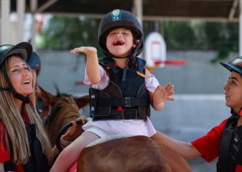 İzmir’de atla terapi, engelli çocukların gelişimine katkı sağlıyor
