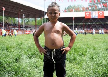 Yaşı tutmayan minik pehlivan kispetiyle çayırın gerisinde gelecek yılın hayalini kuruyor