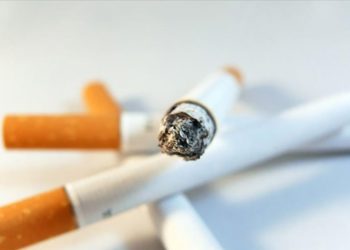 Hong Kong Sağlık Bakanı'ndan, yasak alanlarda sigara içenlere "dik dik bakın" tavsiyesi