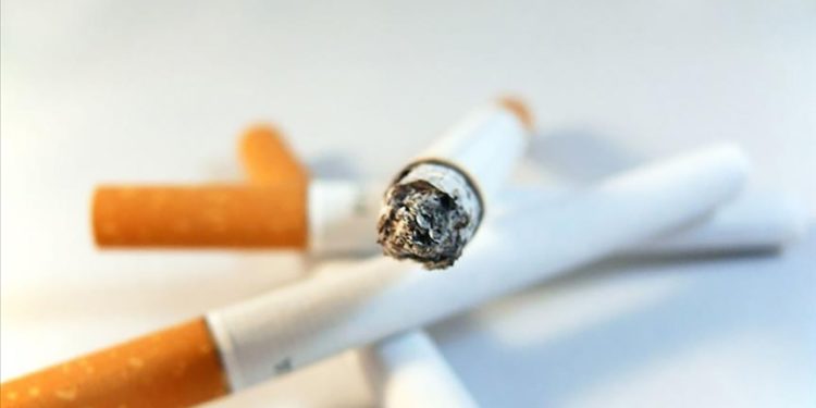 Hong Kong Sağlık Bakanı'ndan, yasak alanlarda sigara içenlere "dik dik bakın" tavsiyesi