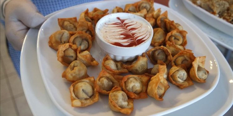 Çin'de en hızlı mantı yiyeni ödüllendiren restoran "israf karşıtı yasayı" ihlal etmekle suçlanıyor