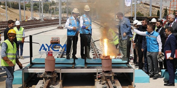 Gebze OSB-Darıca Sahil Metro Hattı’nda ilk ray kaynağı yapıldı