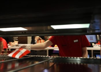 Oyuncaklı menüler çocukları fast food tüketmeye yöneltiyor