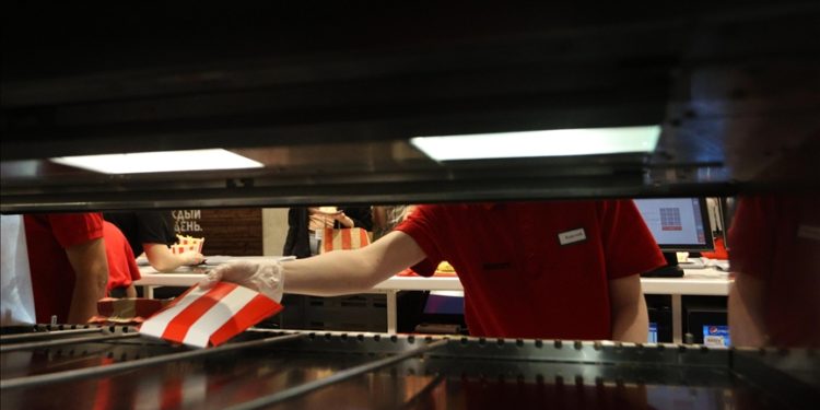 Oyuncaklı menüler çocukları fast food tüketmeye yöneltiyor