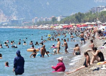 Antalya'da serinlemek isteyenler sahillerde yoğunluk oluşturdu
