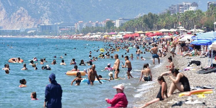 Antalya'da serinlemek isteyenler sahillerde yoğunluk oluşturdu