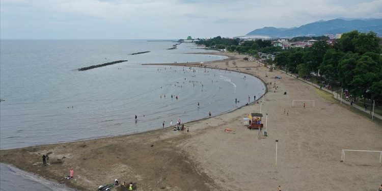 Karadeniz’in incisi Ordu, güvenli plajlarıyla yüzme keyfi yaşatıyor