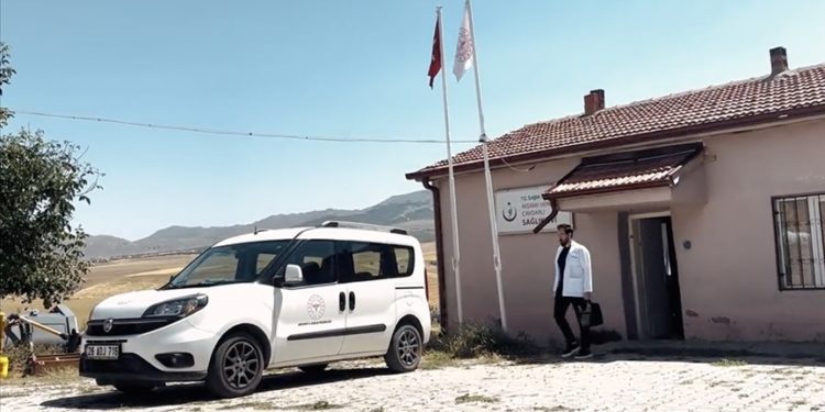 Bakan Koca, Aksaray'da bir aile hekiminin köylerde verdiği mobil sağlık hizmetinin videosunu paylaştı